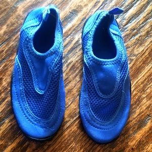 Kids closed toe water shoes size small (11-12)